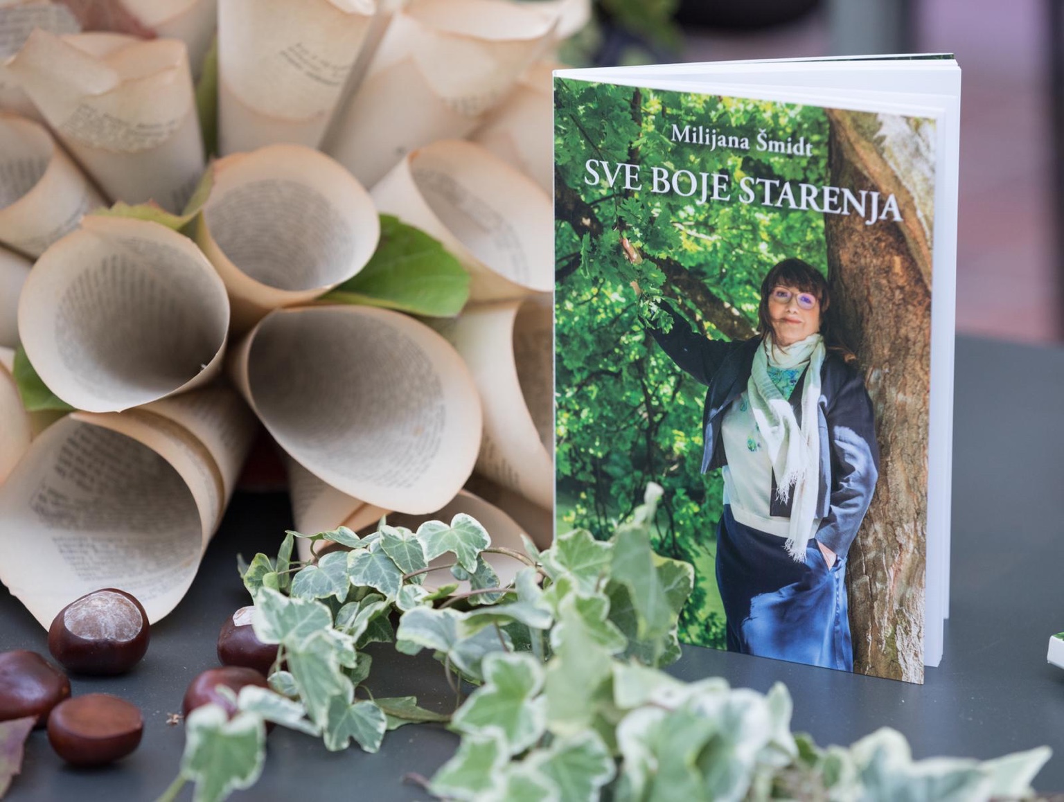 Knjiga Sve boje starenja u cvjetnoj scenografiji s kestenima